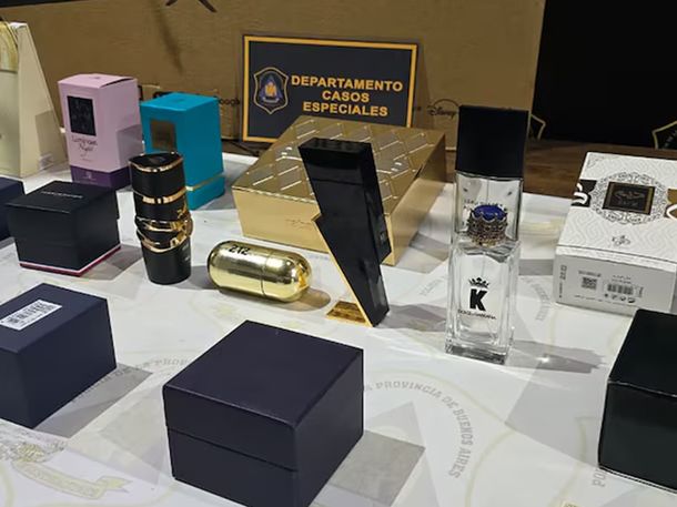 Incautaron una variedad de productos, incluyendo perfumes y aparatos electrónicos. Incautaron una variedad de productos, incluyendo perfumes y aparatos electrónicos.