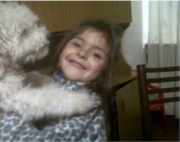 Vende ensaladas para que la hija pueda oir