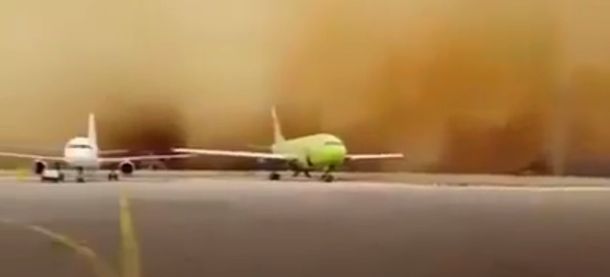 Impactante: una tormenta de arena devoró un aeropuerto