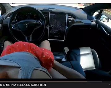 Se filmó teniendo sexo en un Tesla con piloto automático e hizo estallar Pornhub