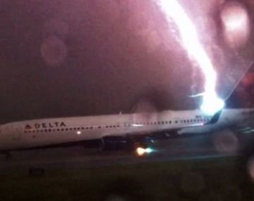 Un rayo cae sobre un avión