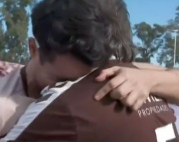 Emotivo momento: hincha de Platense se reencontró con su hijo en plena entrevista