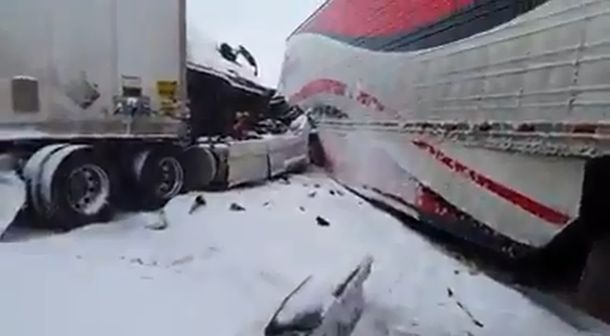 VIDEO: el impactante choque en cadena que involucró a 60 vehículos