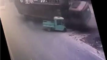 terrible accidente: un camion volco y termino aplastando a un auto terrible accidente: un camion volco y termino aplastando a un auto