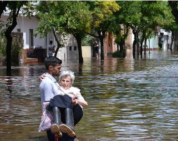 Andrés sacando a su abuela del agua. Crédito: Instagram @95clarck