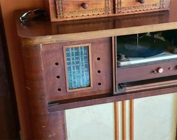 Escondió 60 mil dólares  en una radio de colección y se los robaron
