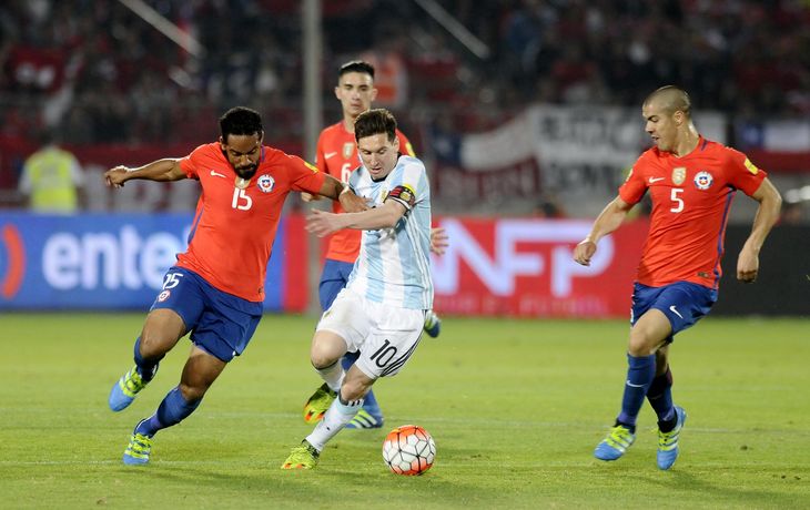 Lionel Messi luchando con Beausejour en el partido disputado en Santiago de Chile