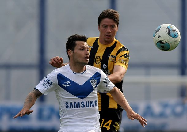 Vélez le ganó a Olimpo en Bahía Blanca y llegó a la punta