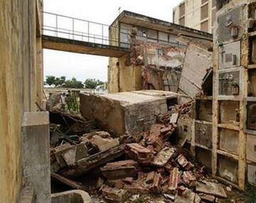 Derrumbe de nichos en cementerio