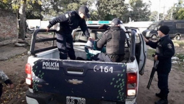 Corrientes: feroz enfrentamiento entre policías y ladrones en una estación de servicio