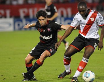Newells superó a River y es el único puntero del torneo