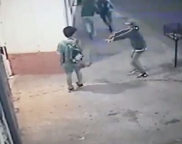 Se bajó de una bicicleta y asaltó a tres niños