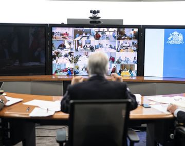 Sebastián Piñera, presidente de Chile, en videoconferencia con el comité de emergencia por coronavirus con intendentes y jefes de zona