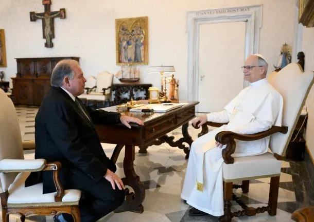 Gerardo Werthein junto al papa León XIV.