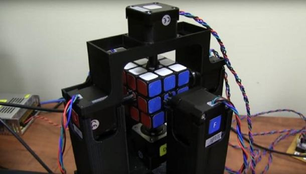 Inventaron una máquina para armar el Cubo Mágico en un segundo