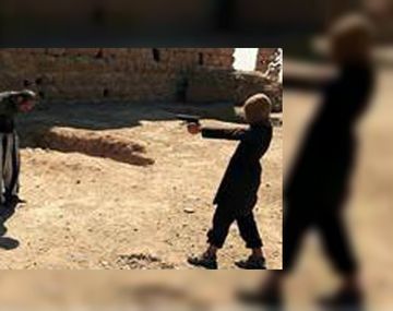 ISIS entrena a los niños soldados a matar rehenes jugando a las escondidas