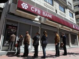 Bancos de Chipre vuelven a operar tras feriado cambiario