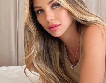 Romina Malaspina extraña el calor con una microbikini plateada