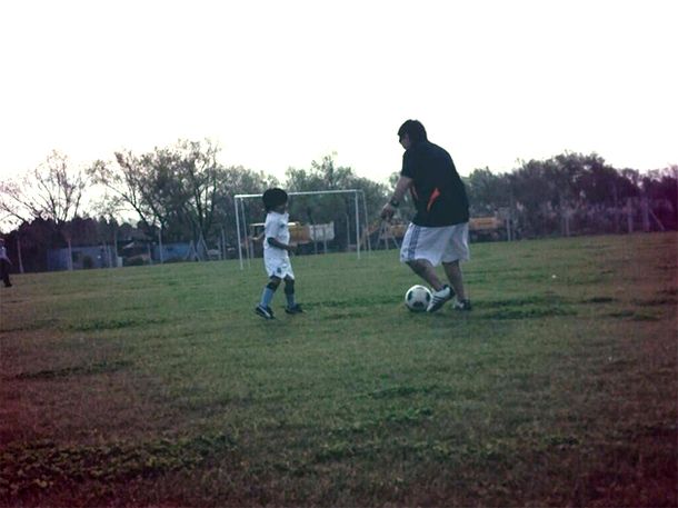Diego Maradona en su rol más tierno: juega al fútbol con su nieto, Benjamín