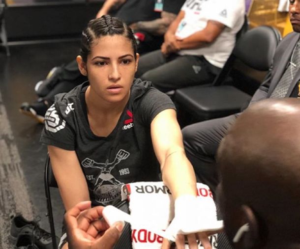 Un hombre quiso robarle a la peleadora de UFC Polyana Viana y terminó desfigurado