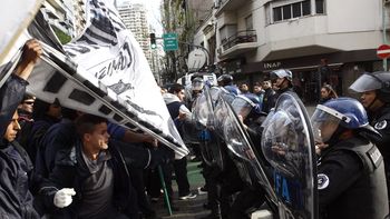 en pleno recoleta, trabajadores graficos se enfrentan con la policia en pleno recoleta, trabajadores graficos se enfrentan con la policia