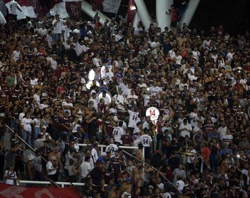 La hinchada de Lanús en el Estadio Ciudad de La Plata