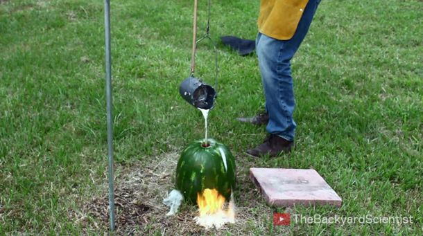 Esto es lo que pasa cuando se vierte aluminio fundido adentro de una sandía