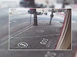 Impactante choque entre una moto y un auto