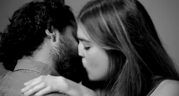 VIDEO: Le piden a 20 extraños que se besen por primera vez