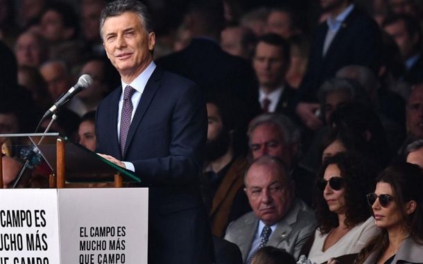 En plena campaña, Mauricio Macri le anuncia la vuelta del ministerio de Agroindustria a La Rural