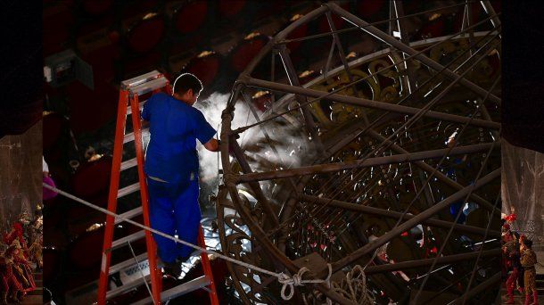 Mantenimiento anual de la araña del Teatro Colón en 2018. Foto: Prensa Teatro Colón