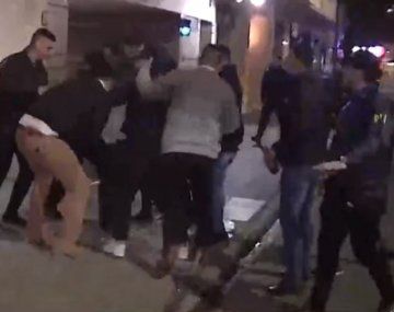 Joven con una llave francesa insultó y provocó a militantes de Cristina en la vigilia