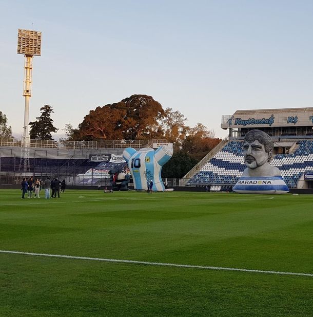 Ante una multitud y con un show, arranca la era Maradona en Gimnasia y Esgrima La Plata