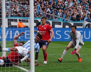 ¿De Zaracho o Maravilla Martínez?: el insólito gol con el que Racing abrió el Clásico ante Independiente