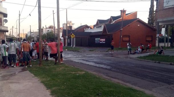 Violento cruce entre barras de Laferrere y policías: hay un herido grave