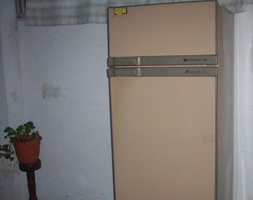 Atrapan a ladrón que se escondió en una heladera