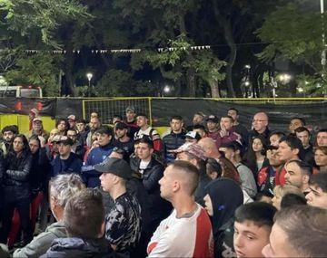 Crisis en Huracán: los hinchas protestaron y Garzón habló con ellos