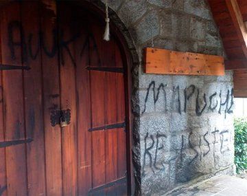 Manifestantes mapuches pintaron y prendieron fuego la capilla de Villa La Angostura