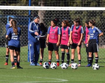 Carlos Borrello junto a sus dirigidas en el predio de Ezeiza (Foto: AFA)