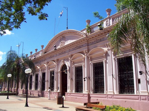 Abandonaron a un bebé en un cantero cerca de la Casa de Gobierno de Misiones