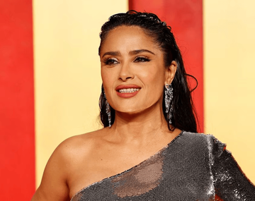 Salma Hayek marcó tendencia con una microbikini color mar.