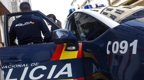 Tenía sexo en la calle, lo descubrieron y agredió a un policía