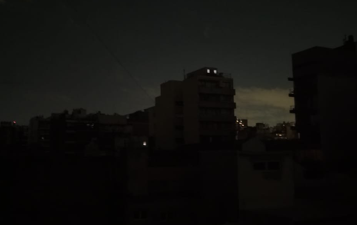 ¿Por qué se cortó la luz? Usuarios reportan masivo apagón en Buenos Aires