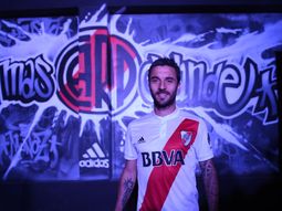 Nacho Scocco con la nueva camiseta de River