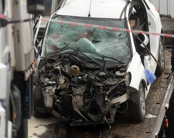 Un auto chocó contra un camión estacionado y murieron tres adolescentes