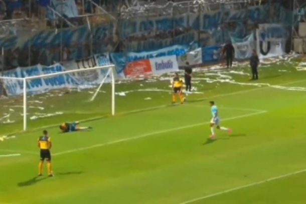 Inédito: pateó tan fuerte un penal que rompió el arco y es viral