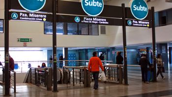 abandonan a una beba en un carrito de supermercado en la estacion once abandonan a una beba en un carrito de supermercado en la estacion once