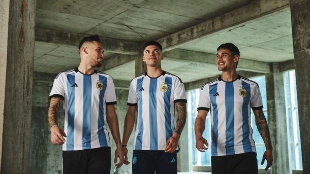 Así es la nueva camiseta de la Selección Argentina para el Mundial de Qatar 2022.