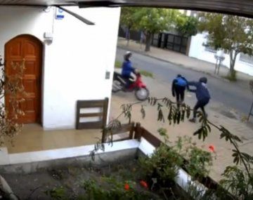 Video: motochorros arrastraron a un joven para robarle en La Plata