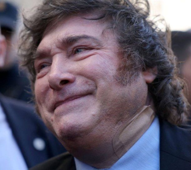 Javier Milei apareció con una curita en el cuello.&nbsp;